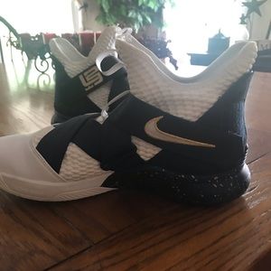 Nike Lebron basketball sneakers like new sz 9